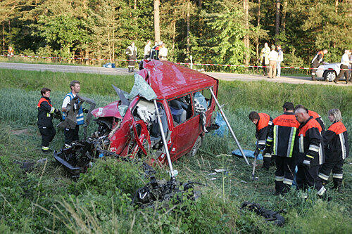 Hier kam keiner mehr lebend raus: Der Fahrer des roten Transporters übersah am Montagabend bei Pfofeld die Warnlichter und den herannahenden Zug &ndash; mit ihm starben zwei Beifahrer.