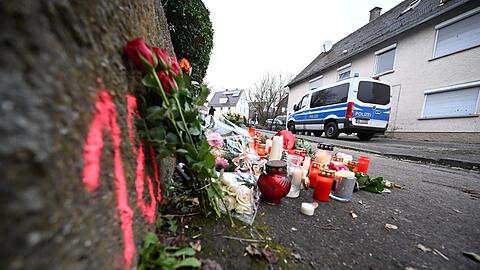 Kerzen und Blumen Anfang Dezember 2022 am Tatort in Illerkirchberg.