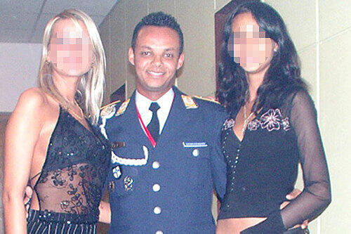 Ein Charmeur mit zwei Gesichtern: Oberfeldwebel Simon G. (36) bei einem Schießwettbewerb mit zwei hübschen Damen.
