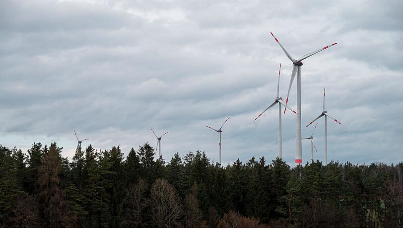 Windräder ragen aus dem Wald - manche sehen darin eine Verschandelung der Natur. (Archivfoto)