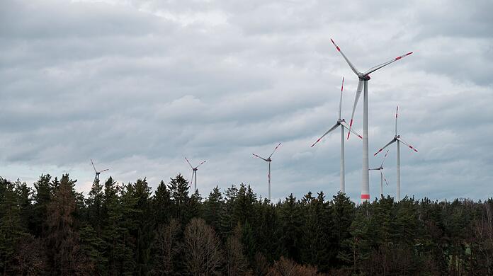 Windräder ragen aus dem Wald - manche sehen darin eine Verschandelung der Natur. (Archivfoto)