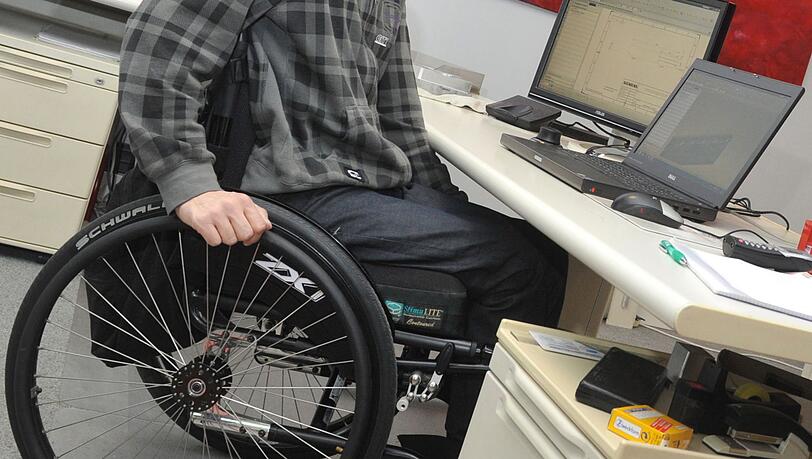 Schwerbehinderte Arbeitnehmer seien im Durchschnitt besser ausgebildet als die Gesamtheit der Arbeitnehmerschaft, sagt ein Experte. (Archivbild).