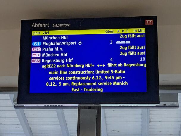 München Hauptbahnhof: Zug fällt aus. Das ist derzeit in Freising auf den Anzeigetafeln zu lesen.