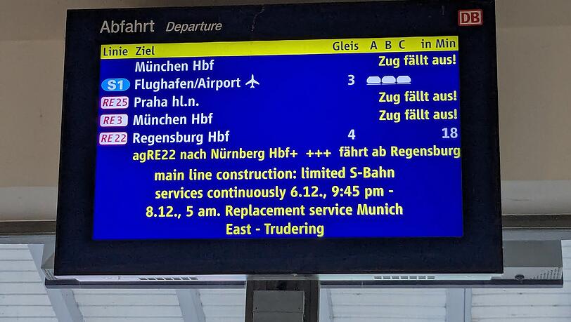 München Hauptbahnhof: Zug fällt aus. Das ist derzeit in Freising auf den Anzeigetafeln zu lesen. München Hauptbahnhof: Zug fällt aus. Das ist derzeit in Freising auf den Anzeigetafeln zu lesen.
