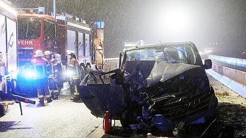 Bei dem Unfall wurden mehrere Insassen im Transporter verletzt, eine eingeklemmte Person musste befreit werden.