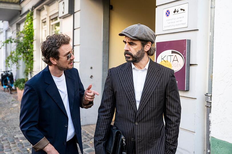 Als er aufzufliegen droht, versucht Georg (Jan Krauter), Anton (Tobias Oertel) auf seine Seite zu ziehen. Als er aufzufliegen droht, versucht Georg (Jan Krauter), Anton (Tobias Oertel) auf seine Seite zu ziehen.