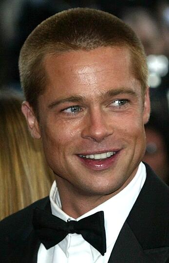 Beau Brad Pitt früher mit schnittiger Kurzhaar-Frisur...