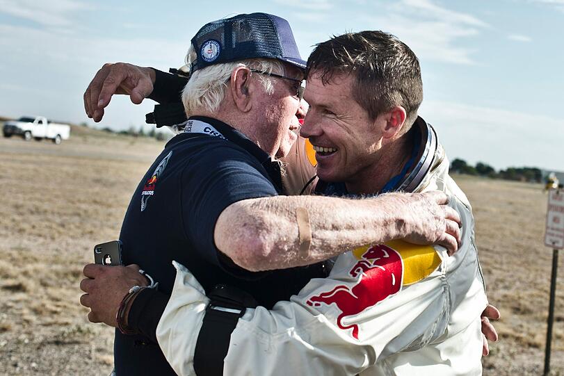 Irrer Sprung: Hier stürzt sich Extremsportler Felix Baumgartner aus 29 Kilometern Höhe in die Tiefe.