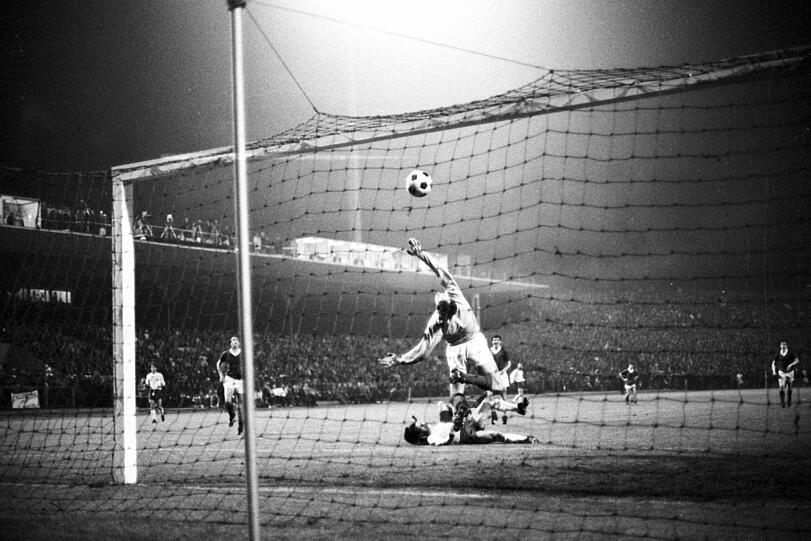 MIT DEM POTT INS BETT: 31.5.1967 Bayern - Glasgow Rangers 1:0 n.V., Pokalsieger-Finale: Im Dauerregen von Nürnberg gewannen die Bayern unter Tschik Cajkovski ihren ersten Europapokal. Die Schotten waren Favorit. Nach 90 Minuten stand es 0:0, Verlängerung. Franz &bdquo;Bulle&ldquo; Roth erzielte in der 108. Minute ein artistisches Tor. 69000 feierten ihn und er durfte den Pott mit ins Bett nehmen.