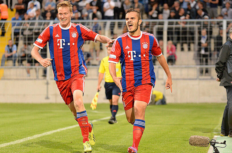 Gerrit Wegkamp (l.) und Ylli Sallahi (r.) feiern den Treffer für den FC Bayern im Amateurderby.