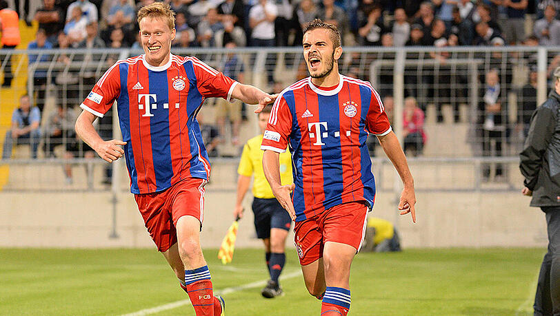 Gerrit Wegkamp (l.) und Ylli Sallahi (r.) feiern den Treffer für den FC Bayern im Amateurderby. Gerrit Wegkamp (l.) und Ylli Sallahi (r.) feiern den Treffer für den FC Bayern im Amateurderby.