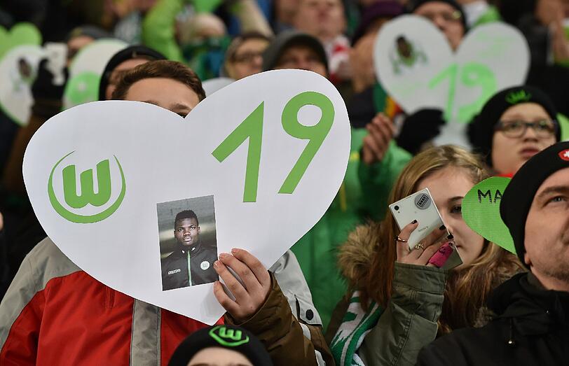 Fans, Spieler und Verantwortliche gedenken vor dem Rückrundenauftakt dem verstorbenen VfL-Profi Junior Malanda.