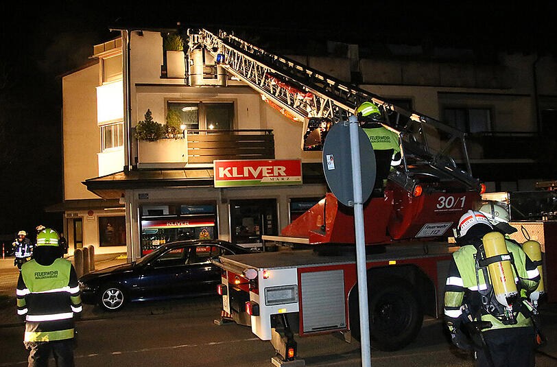 Bilder vom Brand aus Waldkraiburg. In der Küche einer Dachgeschosswohnung hat die Spülmaschine Feuer gefangen.