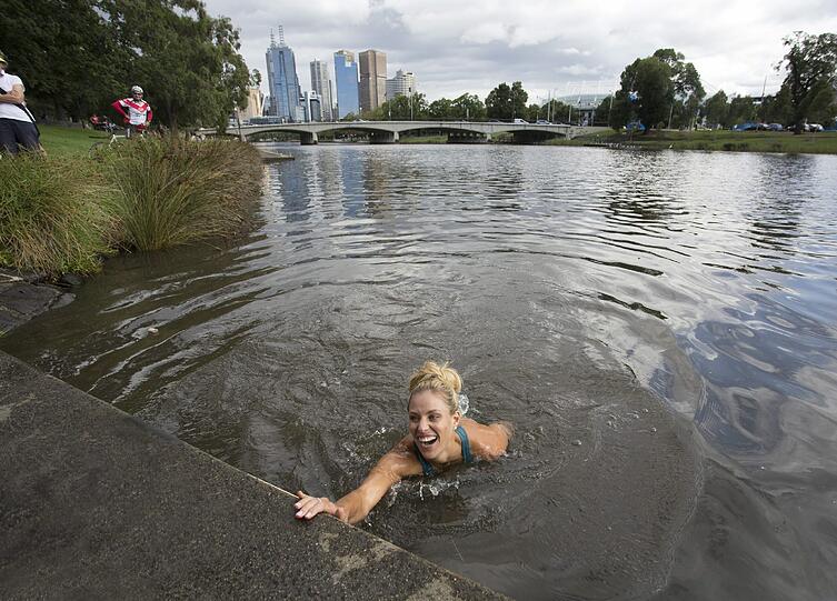 ...und löste am nächsten Tag ihren Wetteinsatz ein: Die Kielerin springt in den Yarra-River.