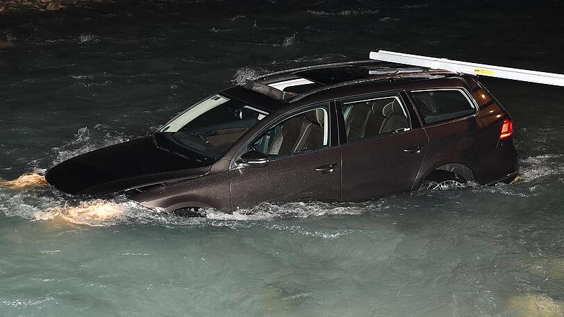 Wohl wegen eines Ausweichmanövers landeten die beiden Männer mit ihrem Auto im Rißbach. Die Bilder.