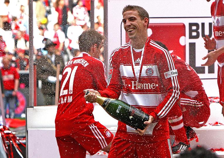Jan Schlaudraff - 2007/2008: Mit Alemannia Aachen schoß Schlaudraff die Bayern aus dem DFB-Pokal und wurde anschließend für 1,2 Millionen Euro von den Münchner verpflichtet. Doch der Sprung nach München erwies sich als zu groß. Lediglich fünf Einsätze standen für den Angreifer zu Buche. Aus Mangel an Perspektive verließ er die Münchner nach nur einem Jahr in Richtung Hannover 96.