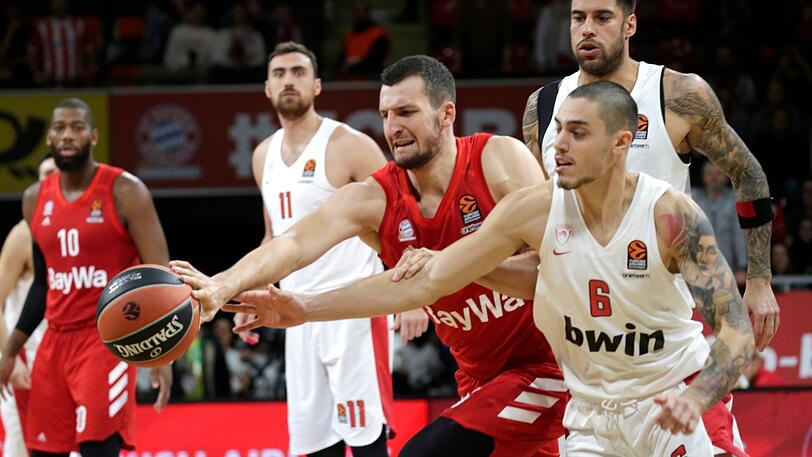 Bayerns Paul Zipser im Zweikampf mit Antonis Koniaris.