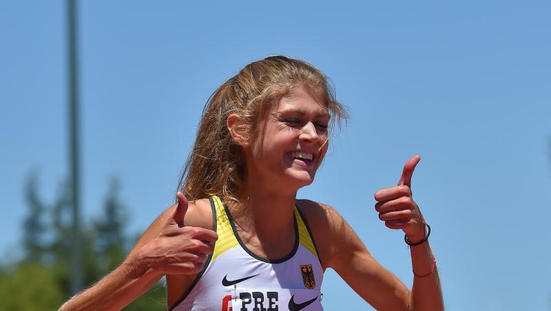 Konstanze Klosterhalfen zeigt beide Daumen nach oben. Sie hat ihren eigenen deutschen 3000-Meter-Rekord verbessert. Konstanze Klosterhalfen zeigt beide Daumen nach oben. Sie hat ihren eigenen deutschen 3000-Meter-Rekord verbessert.