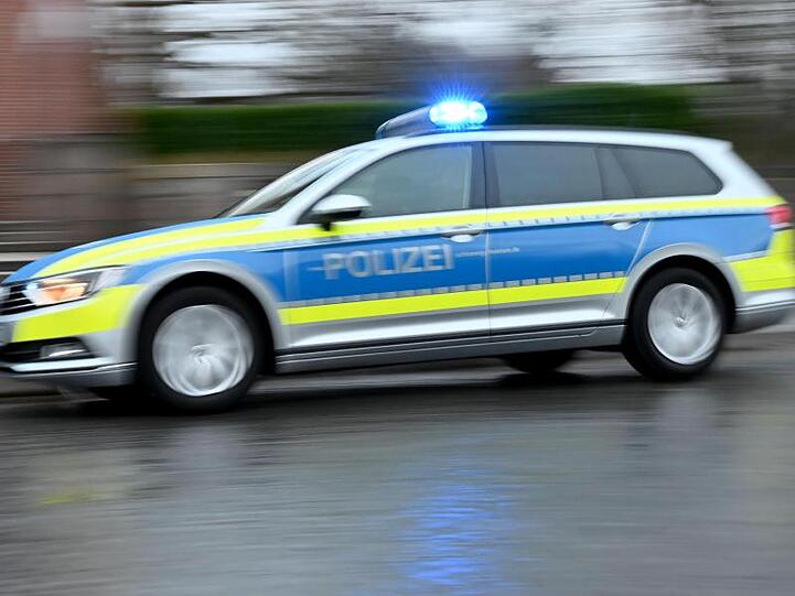 Ein Streifenwagen mit eingeschaltetem Blaulicht fährt über eine Straße. Foto: Carsten Rehder/dpa/Archivbild