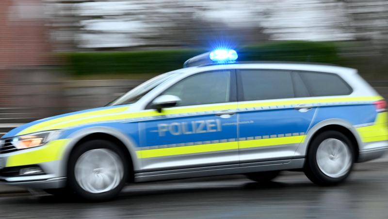 Ein Streifenwagen mit eingeschaltetem Blaulicht fährt über eine Straße. Foto: Carsten Rehder/dpa/Archivbild