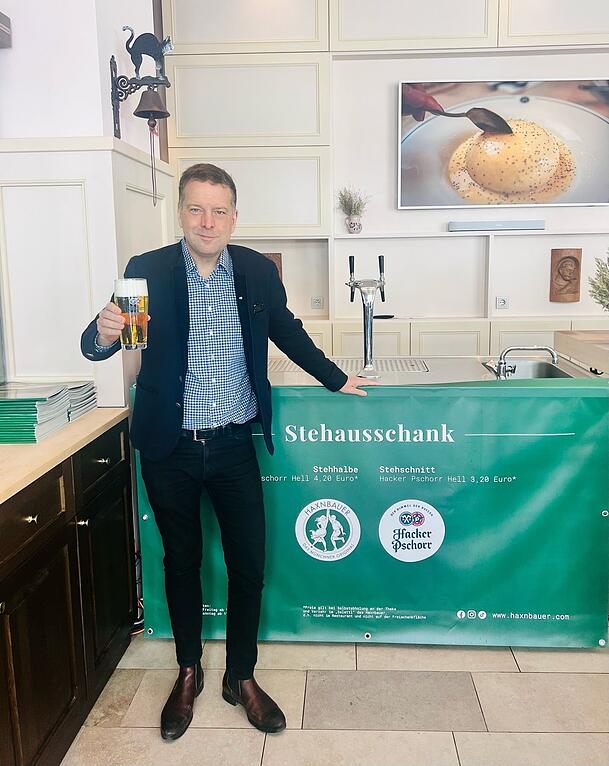Ein Prosit auf den neuen Stehausschank: Constantin Wahl im Haxnbauer im Tal am Isartor. Ein Prosit auf den neuen Stehausschank: Constantin Wahl im Haxnbauer im Tal am Isartor.