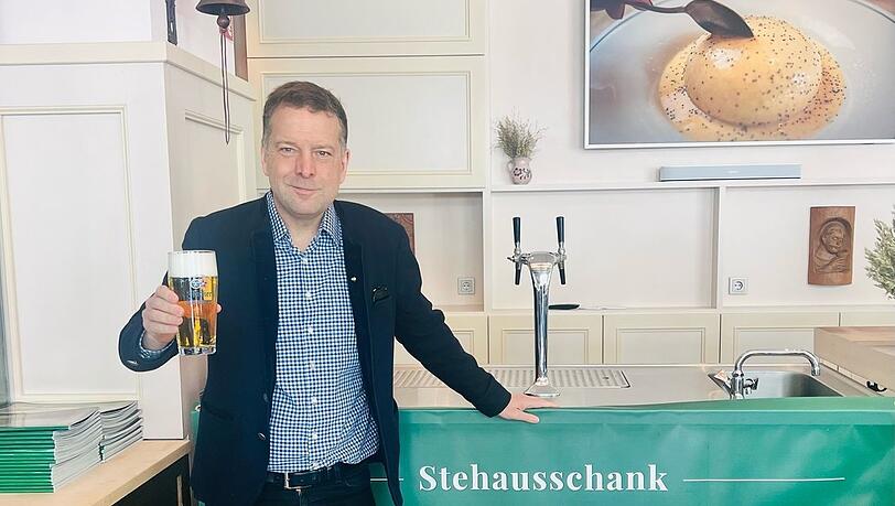 Ein Prosit auf den neuen Stehausschank: Constantin Wahl im Haxnbauer im Tal am Isartor. Ein Prosit auf den neuen Stehausschank: Constantin Wahl im Haxnbauer im Tal am Isartor.