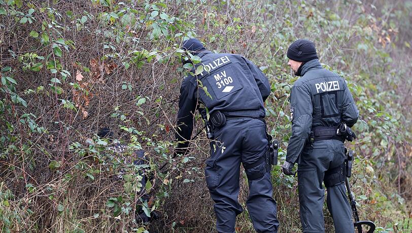 Nach Auskunft von Staatsanwaltschaft und Polizeipräsidium Rostock waren rund 20 Beamte im Einsatz.