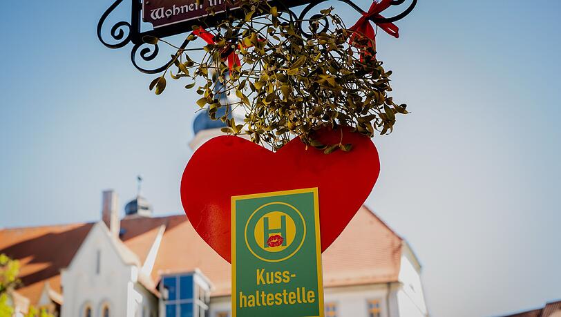 Rotes Herz und Mistelzweig: Auf dem Marktplatz in Eisenberg ist K&uuml;ssen ausdr&uuml;cklich erw&uuml;nscht.