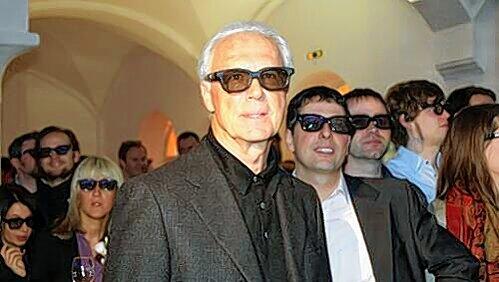 "So sieht der Franz aus wie Giorgio Armani": Sagte Stuttgart-Manager Horst Heldt, als er im Fernsehen Beckenbauer mit der 3D-Brille sah. "So sieht der Franz aus wie Giorgio Armani": Sagte Stuttgart-Manager Horst Heldt, als er im Fernsehen Beckenbauer mit der 3D-Brille sah.