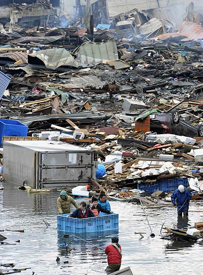 Bei einer Explosion in der japanischen
Atomanlage Fukushima-Daiichi ist das Reaktorgebäude zerstört worden.
Menschen im Umkreis von zehn Kilometern sollten sich schnell in
Sicherheit bringen, sagte Regierungssprecher Yukio Edano am Samstag.
Die Behörden befürchten, in der Atomanlage könnte es zu einer
Kernschmelze kommen.