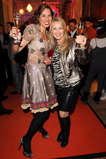 Lola Paltinger und Eva Grünbauer bei der HSE24 Champagner Bar auf der Nacht der Medien in München am 16.10.2013