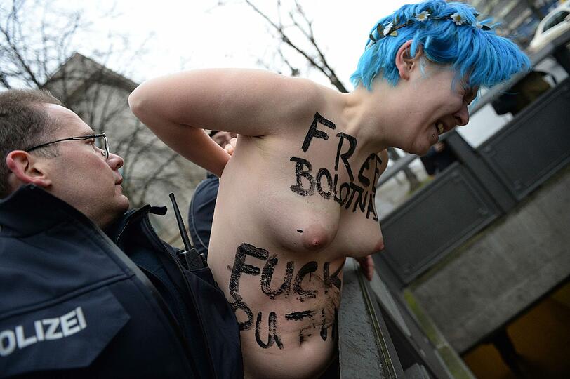 Protest vor der russischen Botschaft in Berlin: Femen-Aktivistinnen demonstrieren zum Auftakt in Sotschi gegen die "Gulag-Spiele".