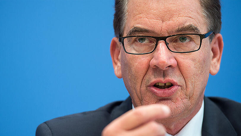 CSU-Minister Gerd Müller: "Der überwiegende Teil derer, die bei Pegida demonstrieren, sind keine Rassisten". CSU-Minister Gerd Müller: "Der überwiegende Teil derer, die bei Pegida demonstrieren, sind keine Rassisten".