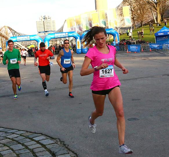 Am Samstag liefen mehr als 1.700 Münchner durch den Olympiapark. Die Bilder vom Nikolauslauf.