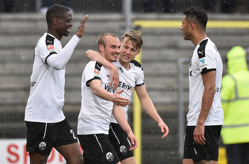 Torschütze Korbinian Vollmann, Marco Thiede und Aziz Bouhaddouz jubeln über das Tor zum 1:0 für Sandhausen.