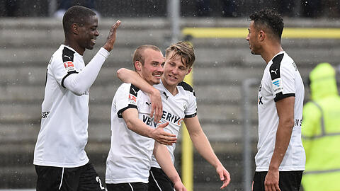 Torschütze Korbinian Vollmann, Marco Thiede und Aziz Bouhaddouz jubeln über das Tor zum 1:0 für Sandhausen.