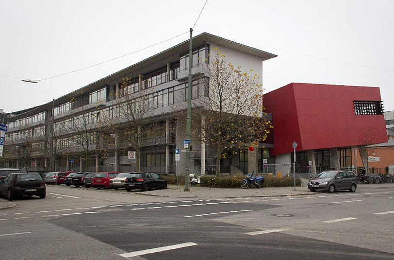 Unter dem roten Quader ist der Haupteingang zum Campus Lothstraße der Hochschule für angewandte Wissenschaften.
