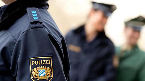 Das bayrische Staatswappen ist auf einer Polizeiuniform zu sehen. Foto: Sven Hoppe/dpa/Archivbild