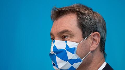 Markus Söder (CSU), Ministerpräsident von Bayern, trägt einen Mundschutz. Foto: Sven Hoppe/dpa/Archivbild
