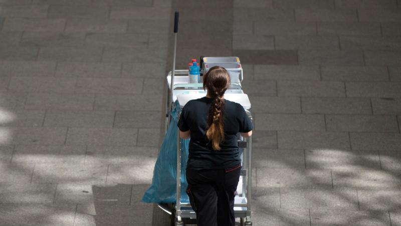 Eine Gebäudereinigerin schiebt einen Wagen mit Reinigungsmitteln. Etwa jeder fünfte Vollzeitbeschäftigte arbeitet für einen Niedriglohn. Eine Gebäudereinigerin schiebt einen Wagen mit Reinigungsmitteln. Etwa jeder fünfte Vollzeitbeschäftigte arbeitet für einen Niedriglohn.
