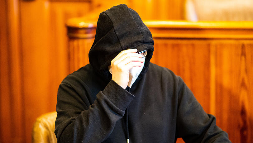 2. Februar 2022: Der unter anderem wegen schweren sexuellen Kindesmissbrauchs angeklagte 35-Jährige wartet auf den Beginn der Verhandlung.