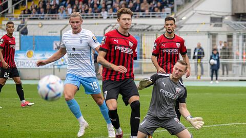 Glücklos gegen Ingolstadt: Löwen-Angreifer Fynn Lakenmacher (l.).