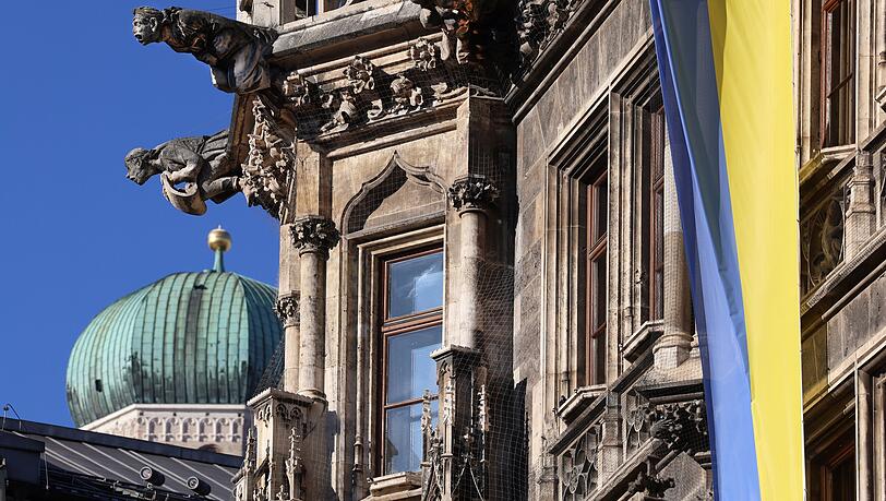Beim neuen Rathaus lohnt sich der Blick nach oben &ndash; nicht nur f&uuml;rs Glockenspiel. Sondern auch f&uuml;r viele Fassadendetails wie hier die rausragenden Wasserspeier.