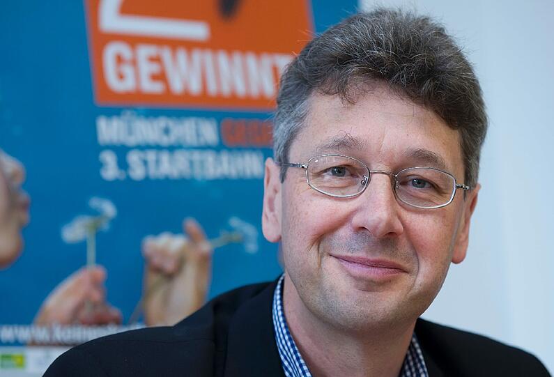 Im Steigflug: Michael Piazolo. Die Freien Wähler gehen im Gezänk der drei großen Parteien CSU, SPD und Grünen unter. Doch mit dem Engagement gegen die Dritte hat ihr Münchner Landtagsabgeordneter für die Partei Boden gewonnen und ihr &ndash; auch in der Stadt &ndash; ein Profil gegeben.