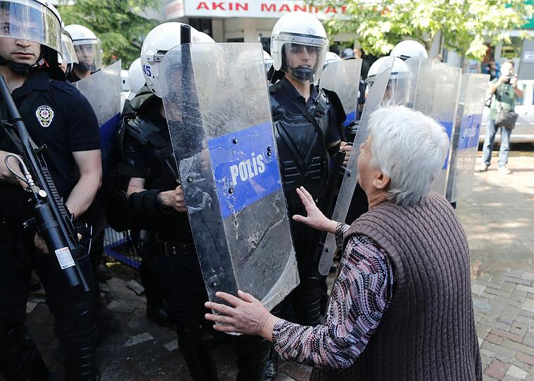 Tränengas, Wasserwerfer und Gummigeschosse - Sehen Sie hier weitere Bilder aus der Türkei.