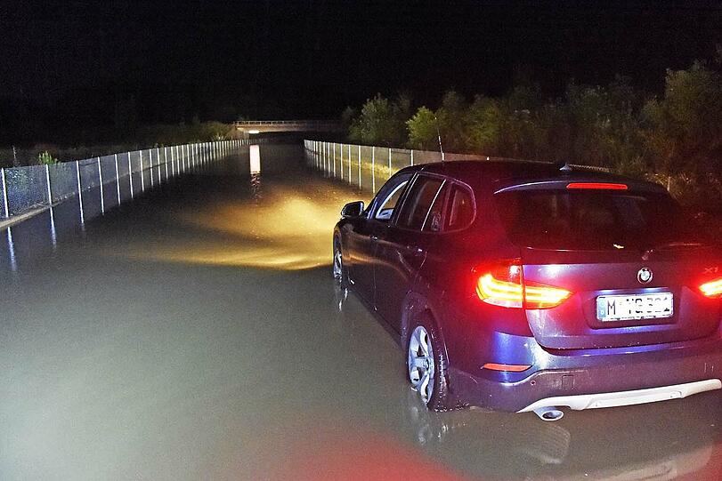 Die überschwemmte B 304 in Ebersberg