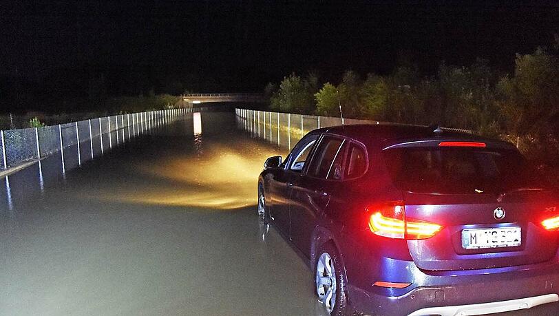 Die überschwemmte B 304 in Ebersberg Die überschwemmte B 304 in Ebersberg