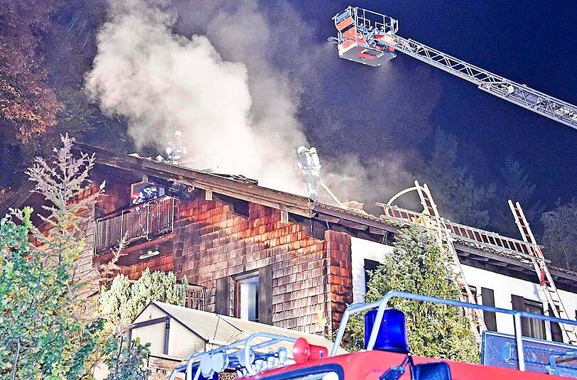Der Einsatz dauerte mehrere Stunden - erst nach Mitternacht konnte der Dachstuhlbrand unter Kontrolle gebracht werden. Die Bilder.