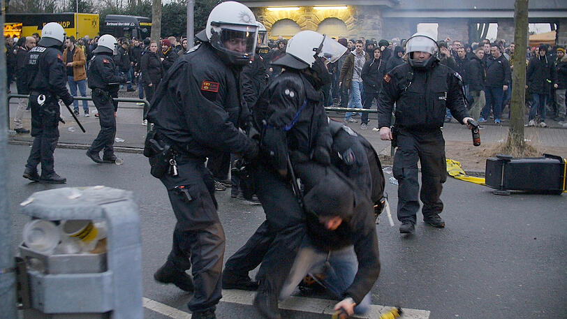 Alarmstufe Rot in Dortmund vor dem Bundesliga-Spiel des BvB gegen RB Leipzig. Archivbild: Ein Randalierer wird bei den Krawallen am 4. Februar von der Polizei festgenommen.