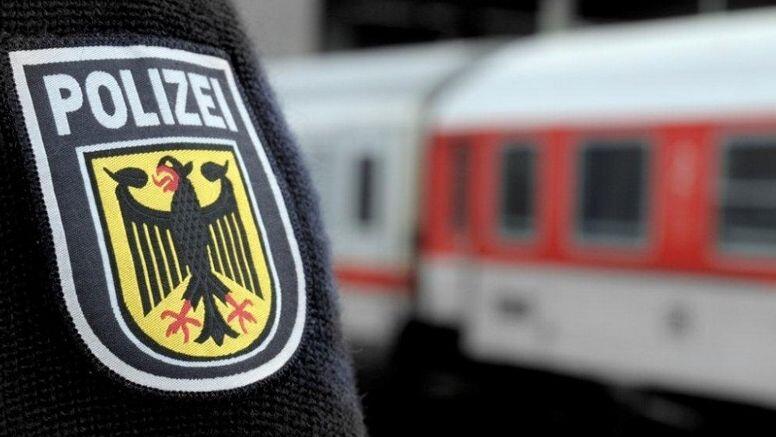 Die Rosenheimer Bundespolizei hat einen Schwarzfahrer trotz seiner angeblich göttlichen Herkunft ins Gefängnis gebracht. (Symbolbild)